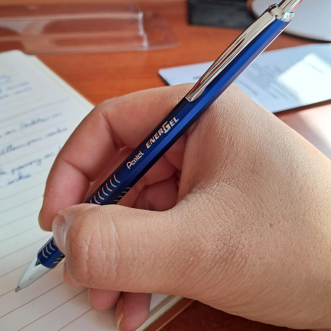 Pentel 0.7mm Energel Metal Lite Retractable Gel Roller Pen - Image 3