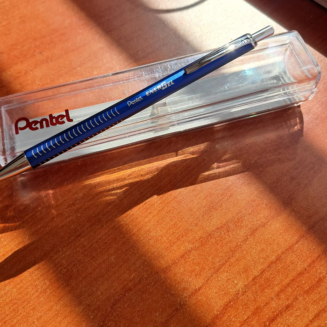 Pentel 0.7mm Energel Metal Lite Retractable Gel Roller Pen - Image 4